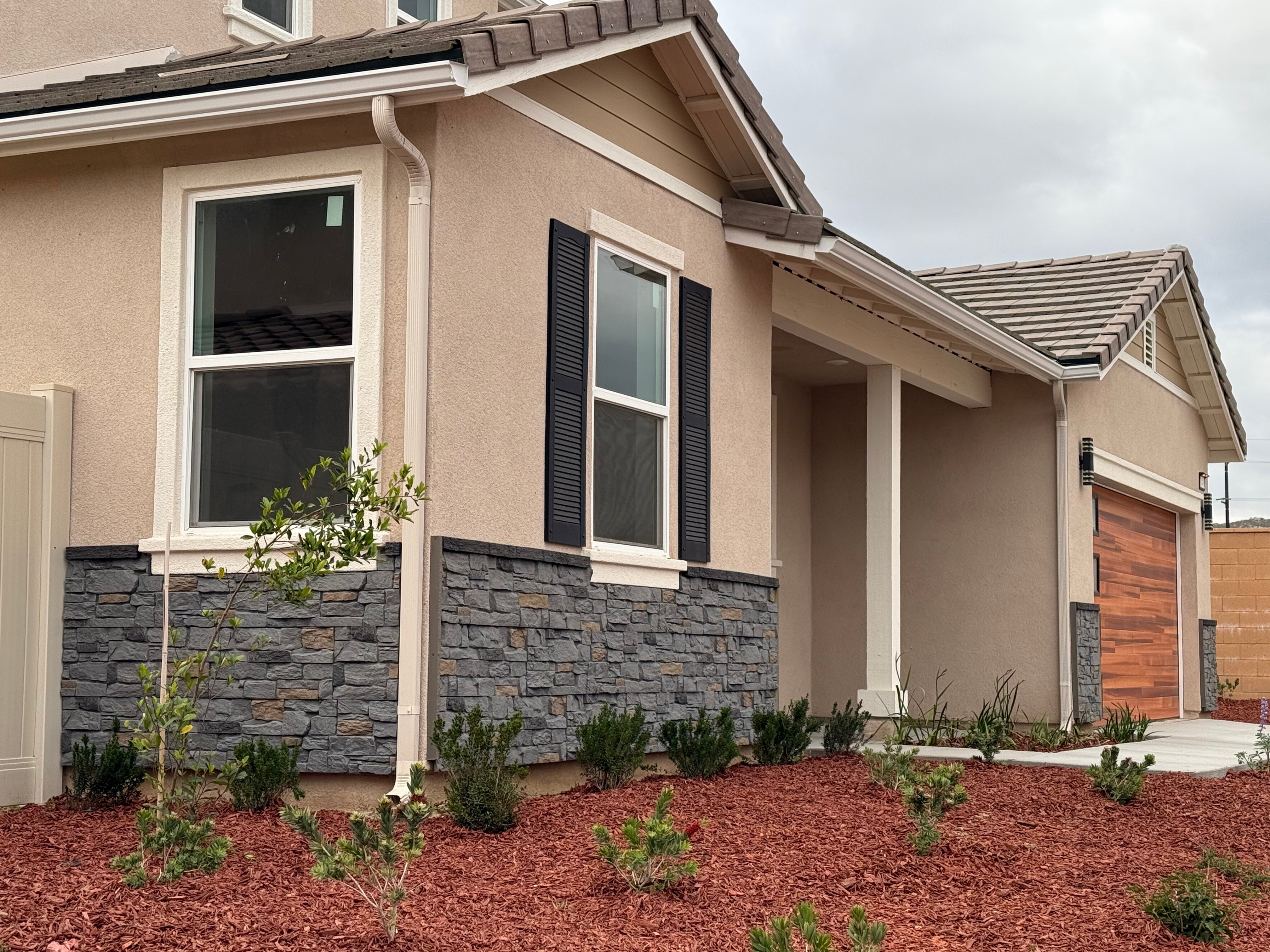Slate Stone-C (Lava Black / Cedar Gray)